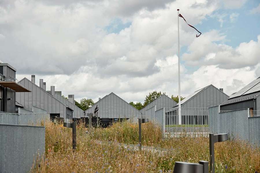 Ein mit Stahl verkleidetes und geschütztes Demenzpflegeheim, DemensCentrum Aarhus – Skovvang, Skovvangsvej 97–99, 8200 Aarhus, Dänemark